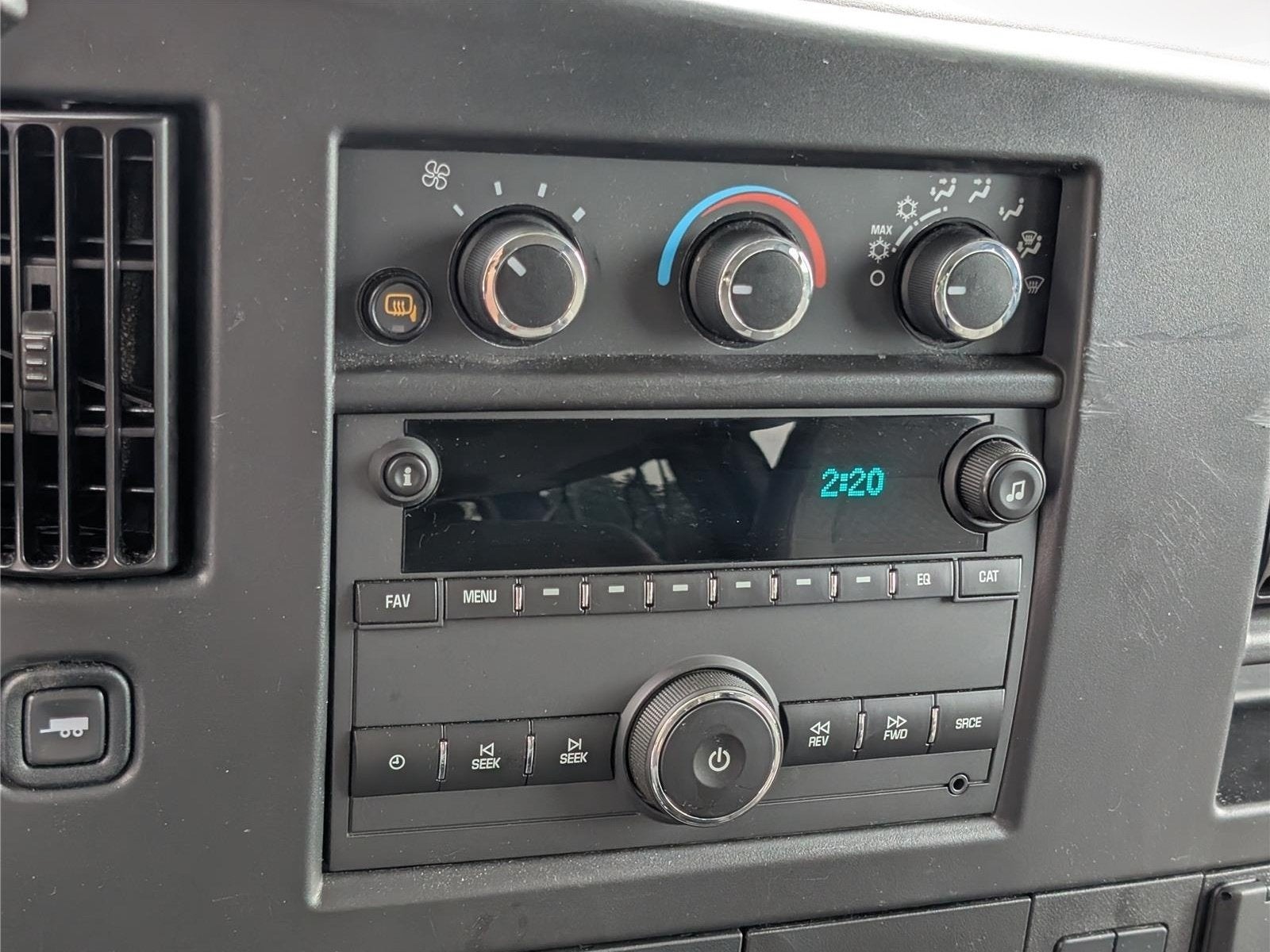 2025 Chevrolet Express Passenger 1LT