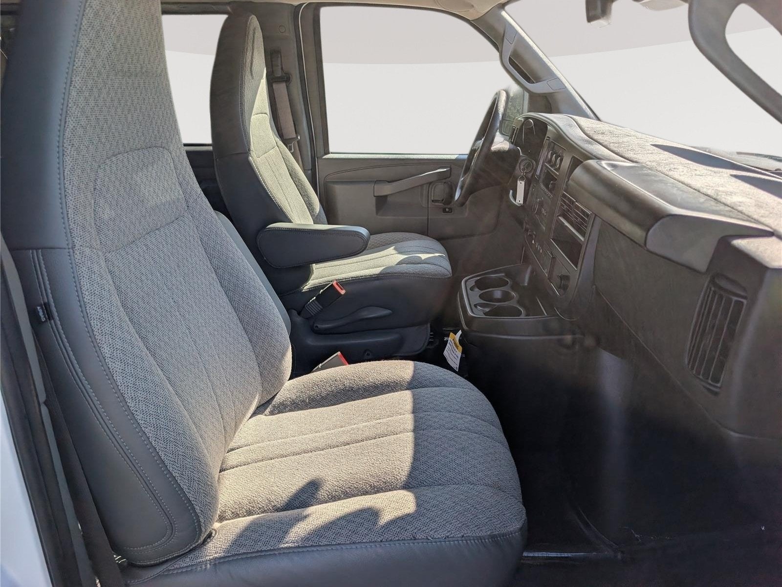 2025 Chevrolet Express Passenger 1LT