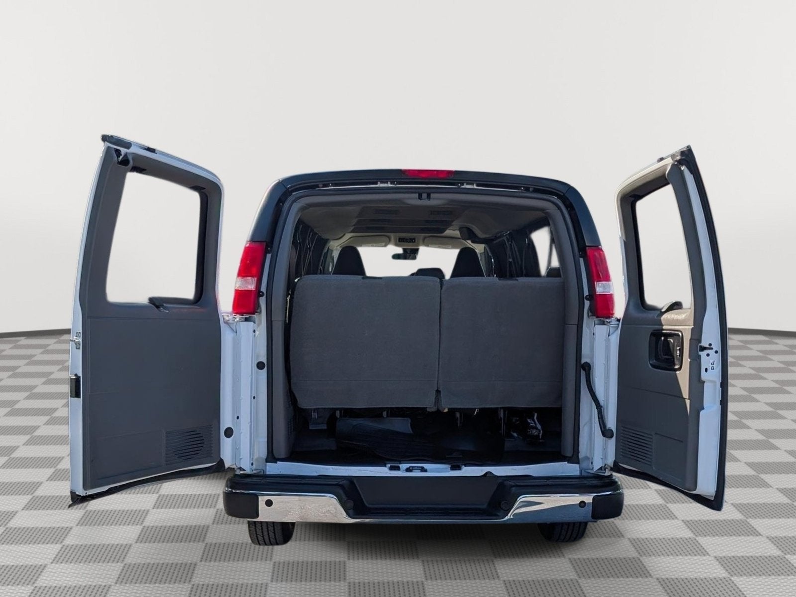 2025 Chevrolet Express Passenger 1LT