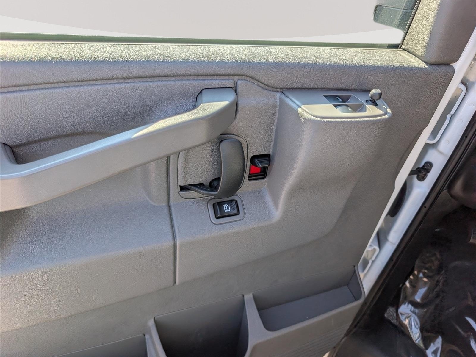 2025 Chevrolet Express Passenger 1LT