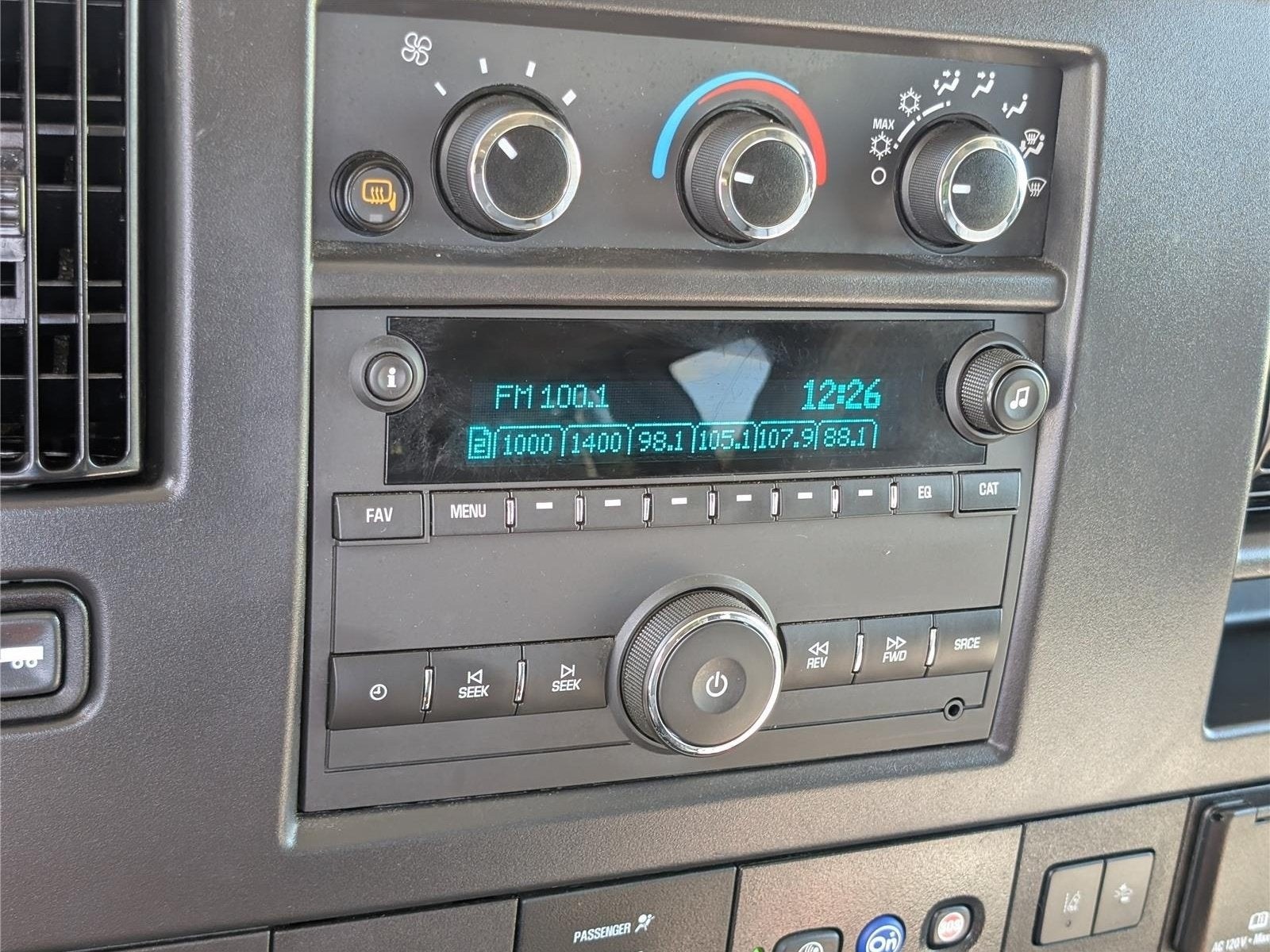 2025 Chevrolet Express Passenger 1LT