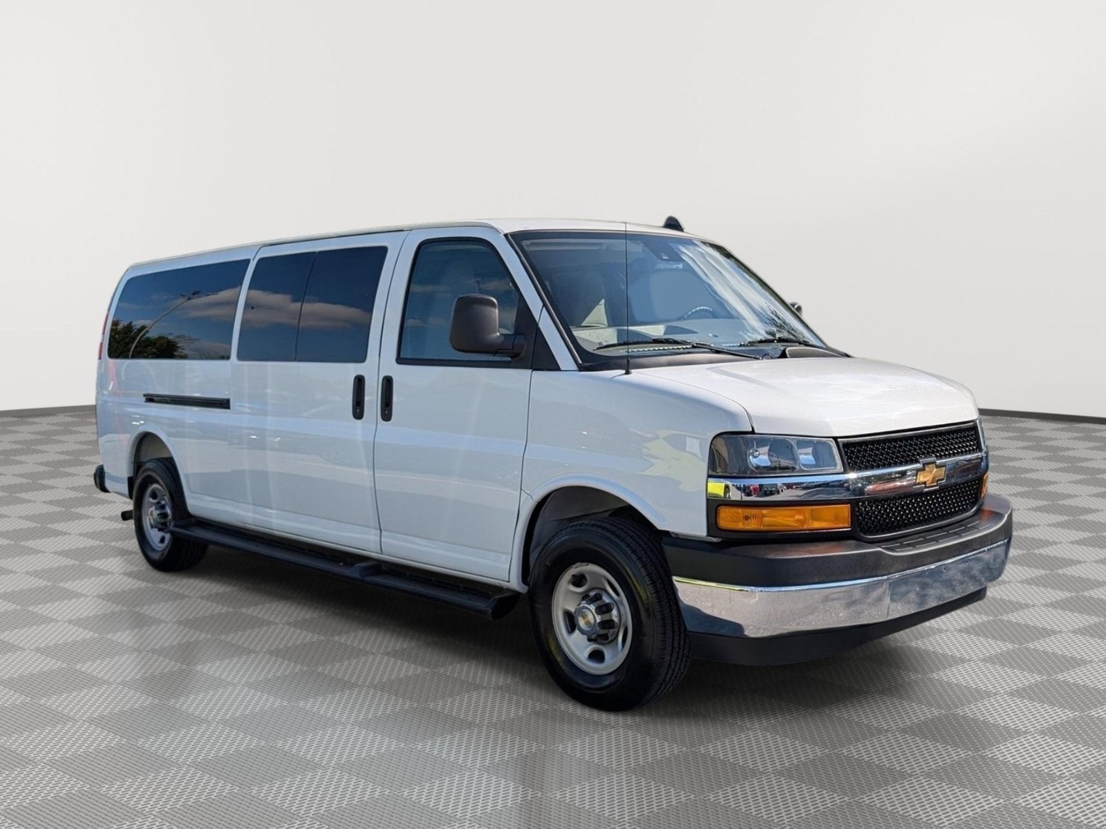 2025 Chevrolet Express Passenger 1LT