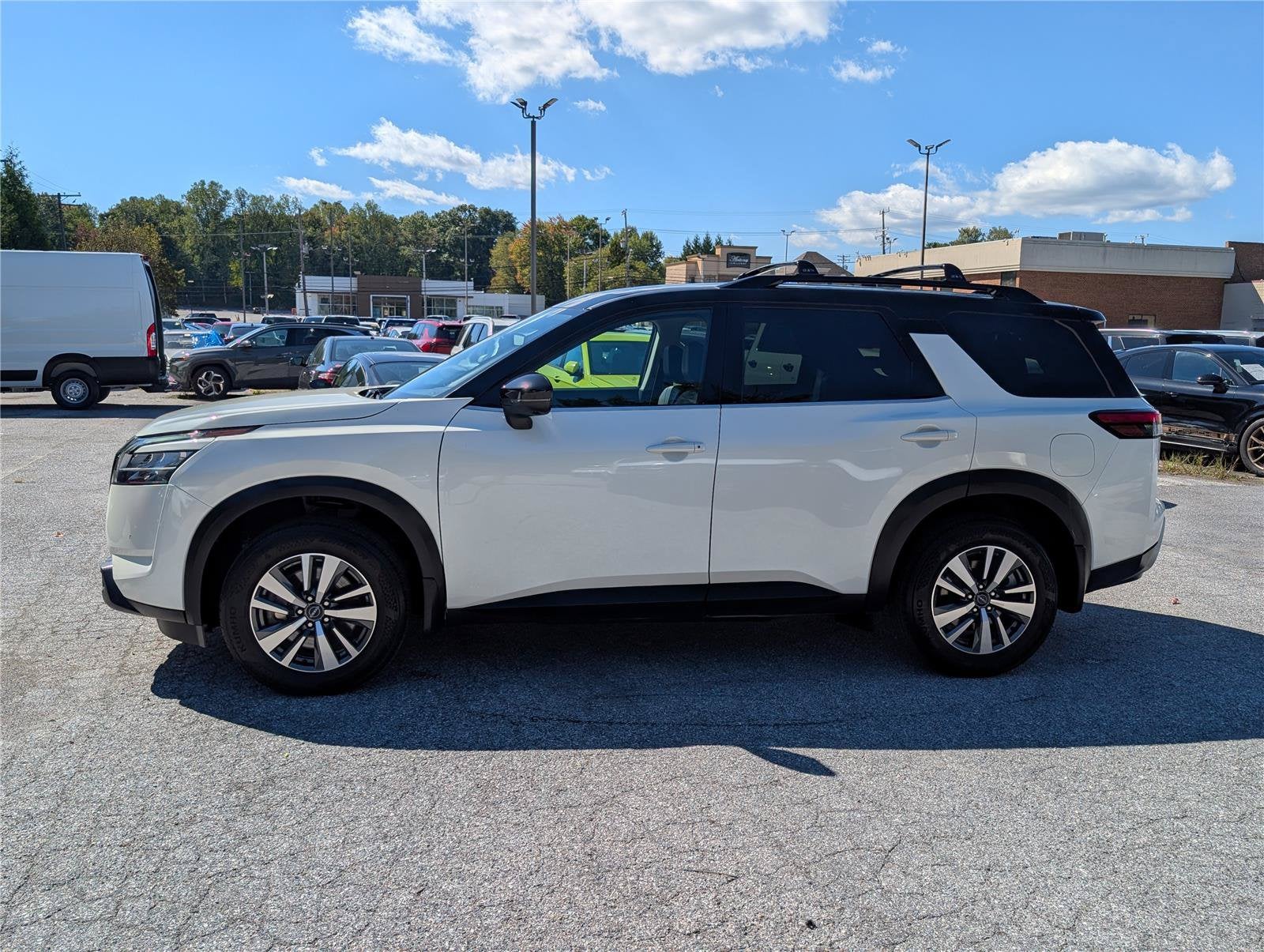 2024 Nissan Pathfinder SL