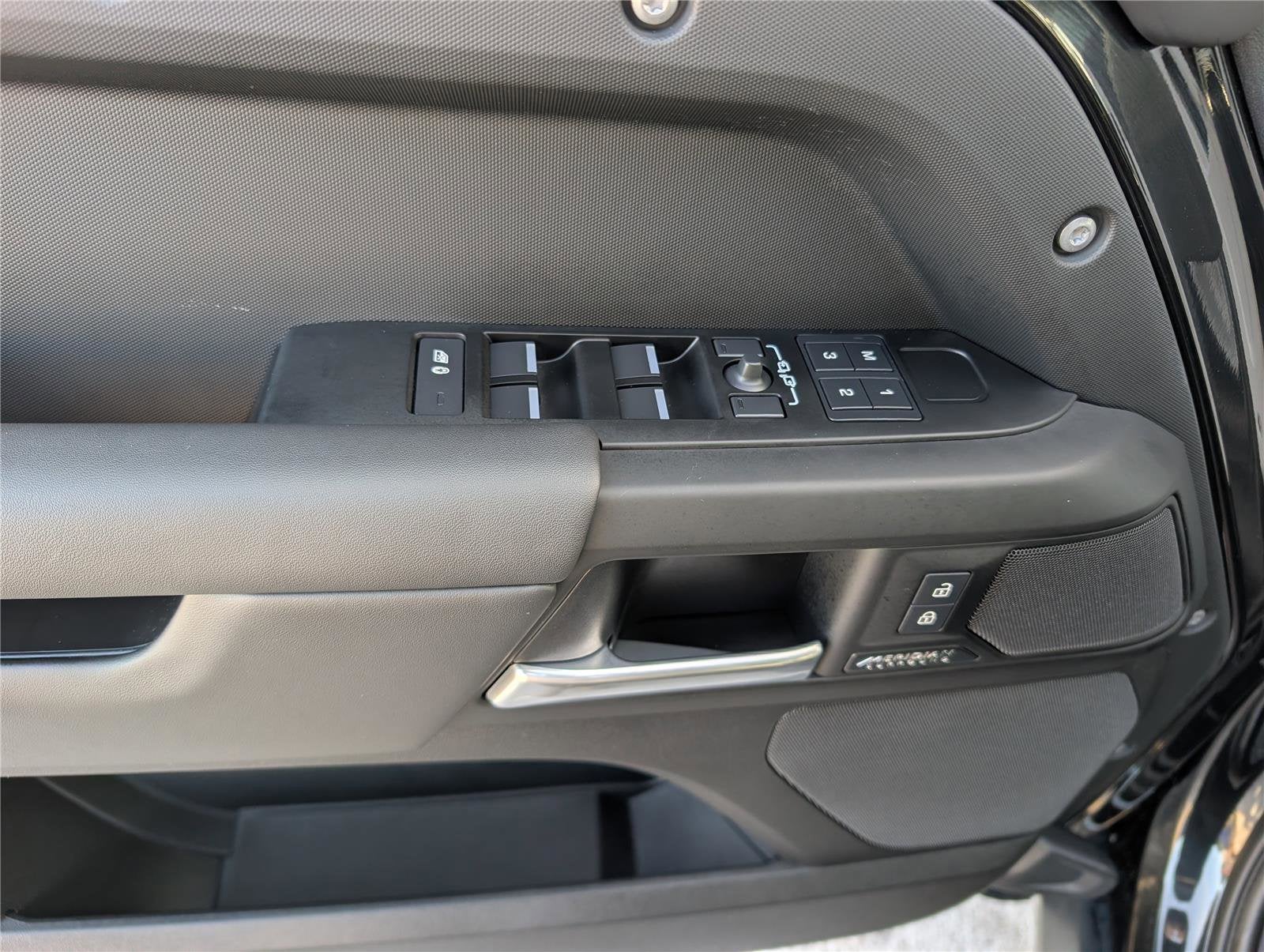 2025 Land Rover Defender X-Dynamic SE