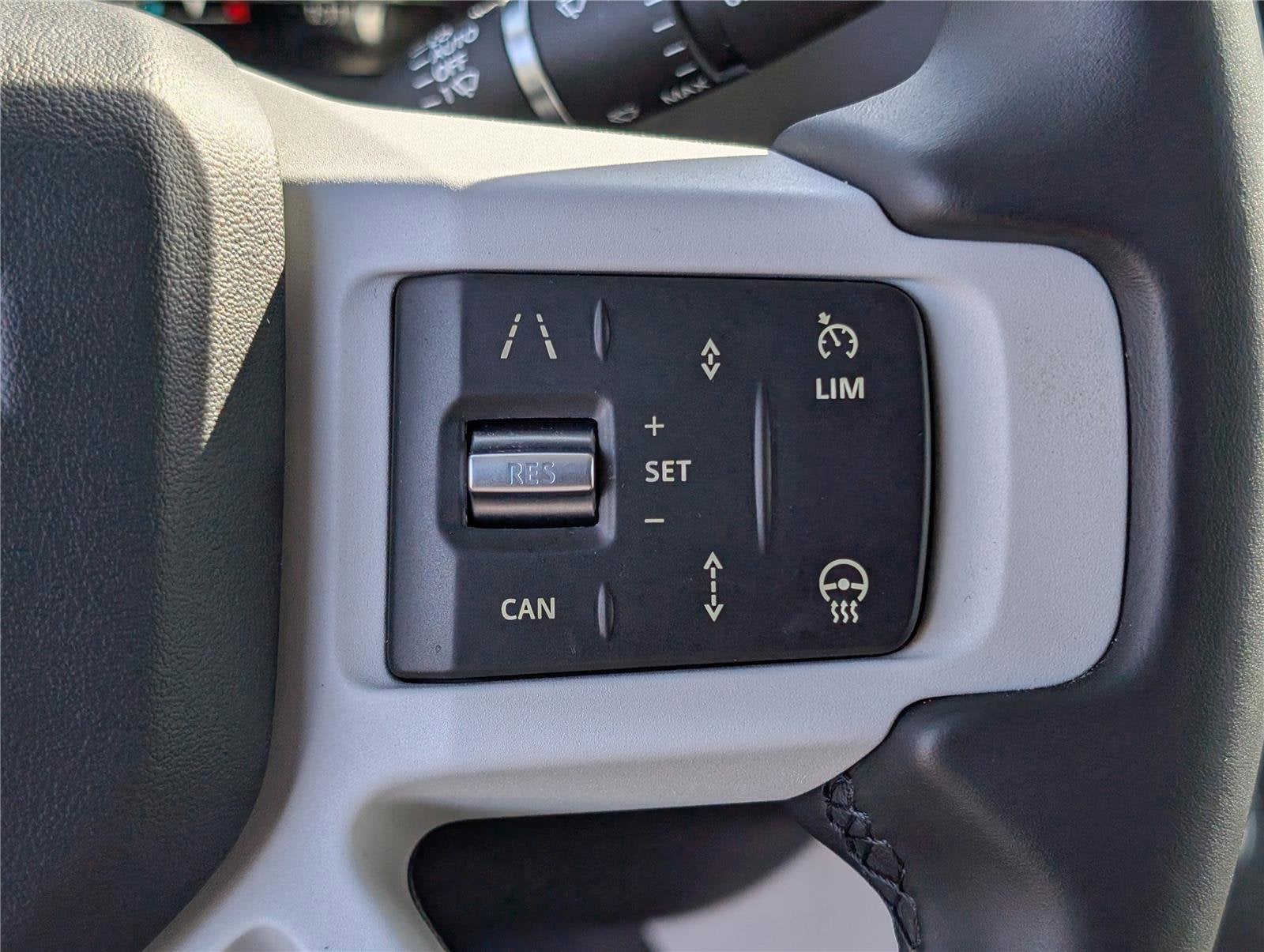 2025 Land Rover Defender X-Dynamic SE